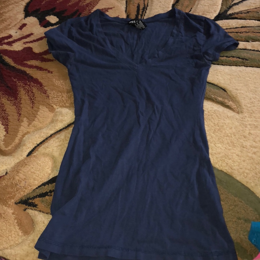 Blue v-neck T-shirt.